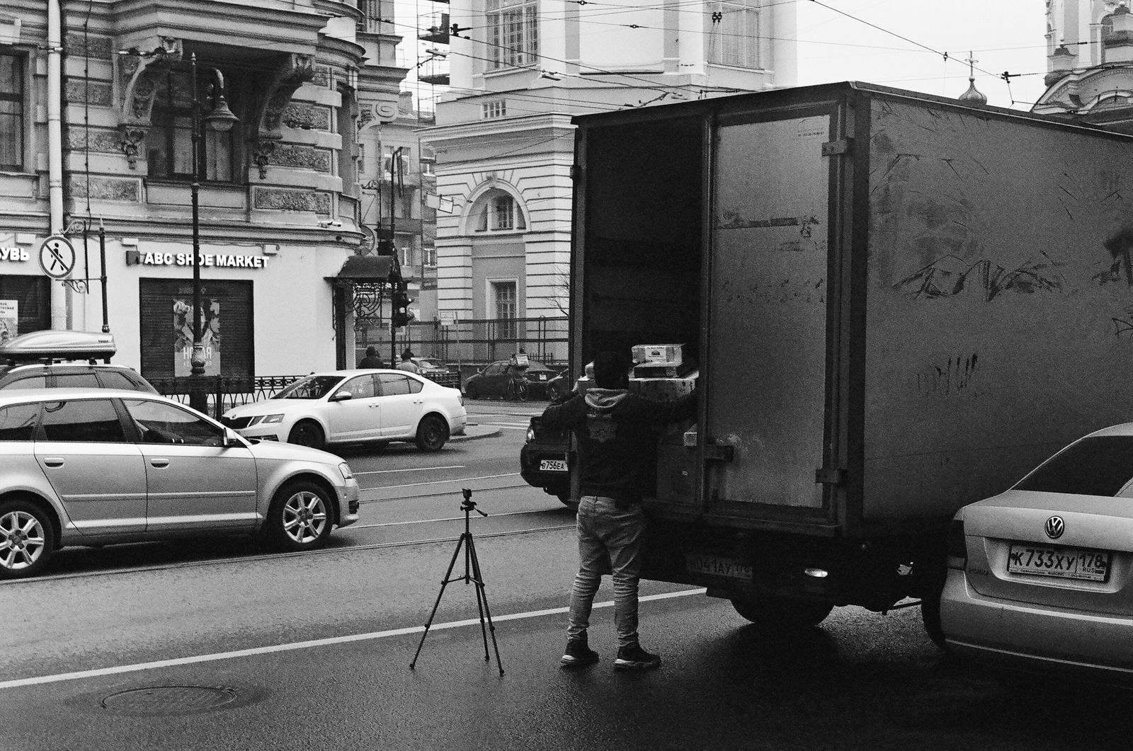 Un uomo carica un camion in città, fotografia di repertorio